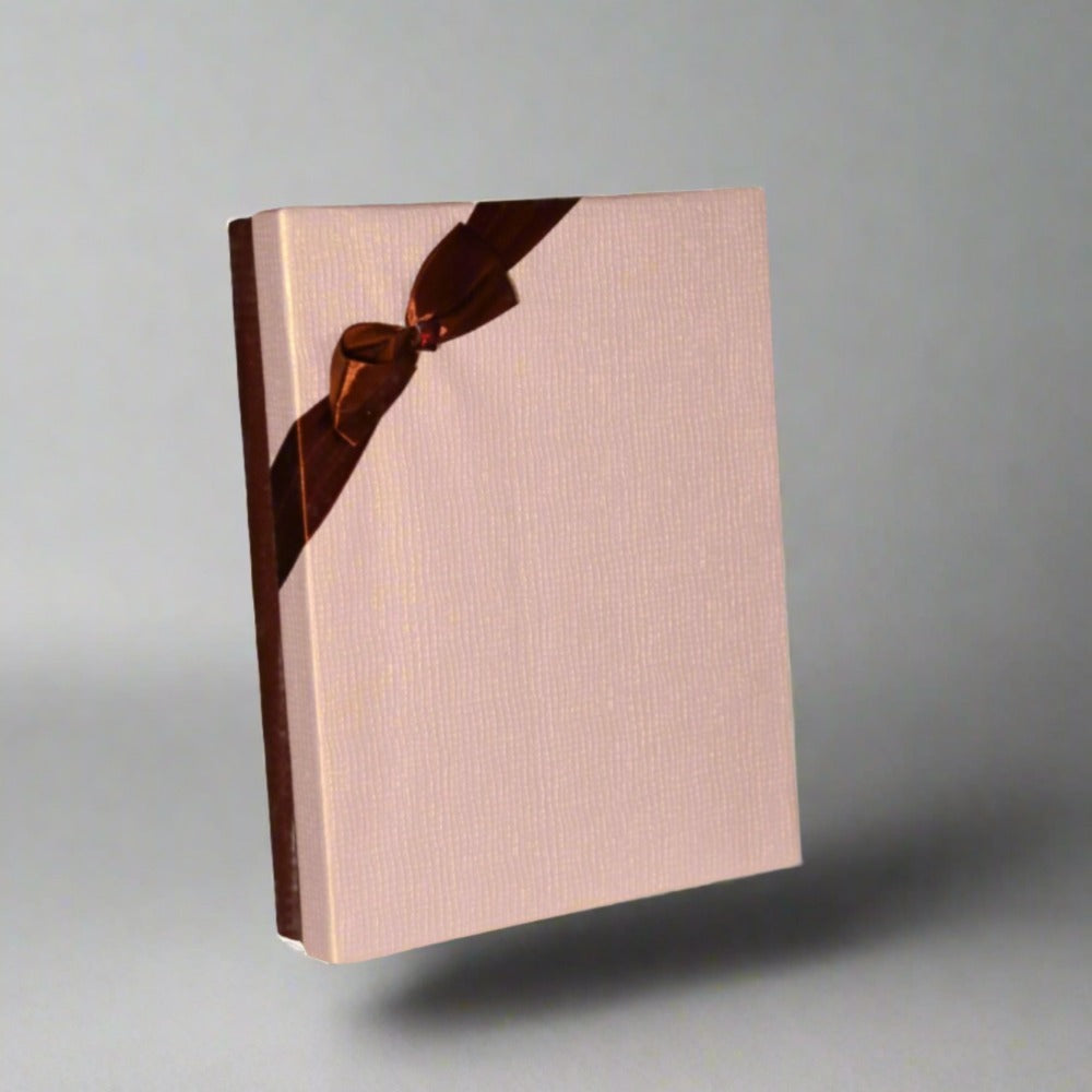 GIFT BOX WHITE AND BROWN TEXTURE WITH BROWN RIBBON BOW