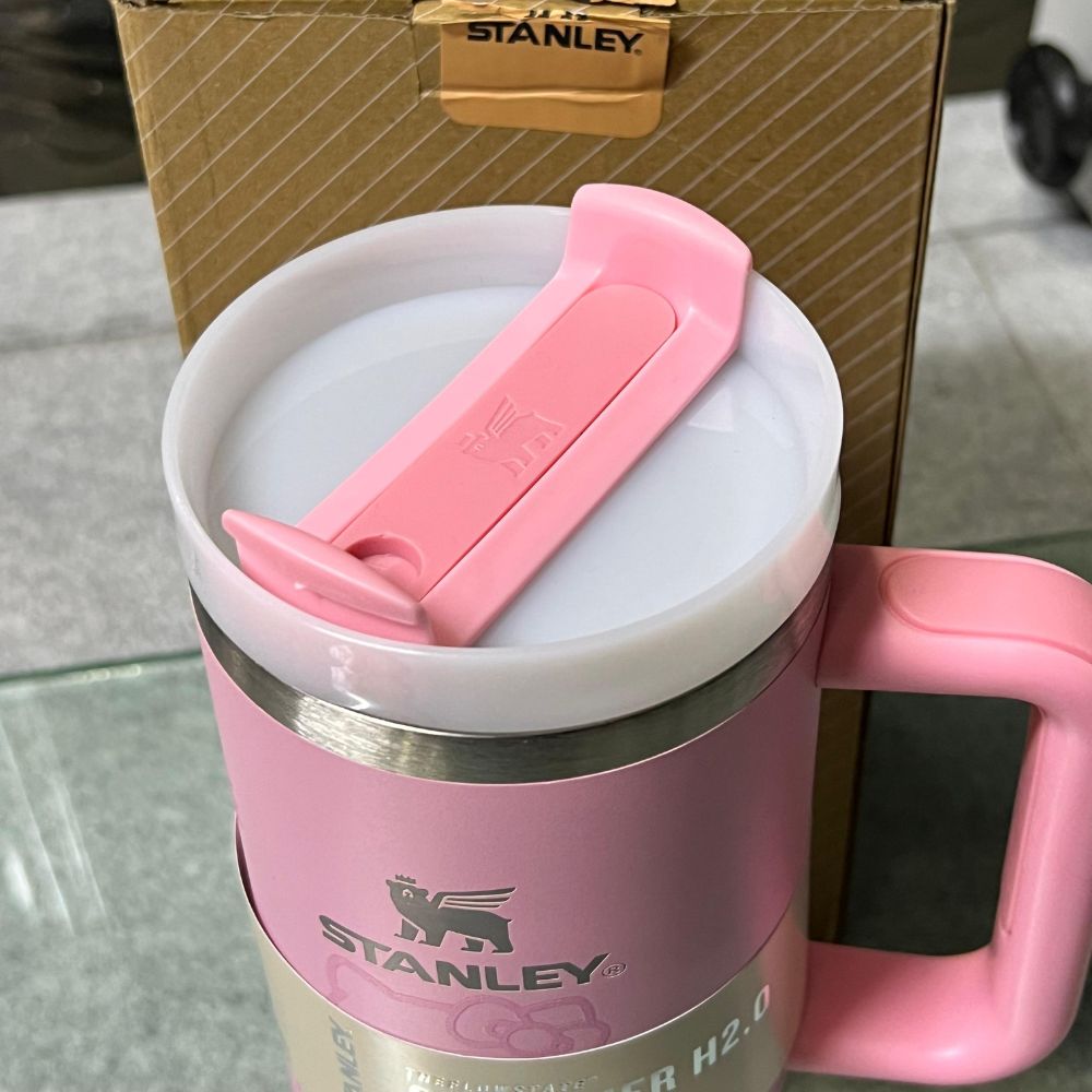 Hello Kitty Stanley Flowstate Tumbler 'The Quencher H2.0' 1.18L