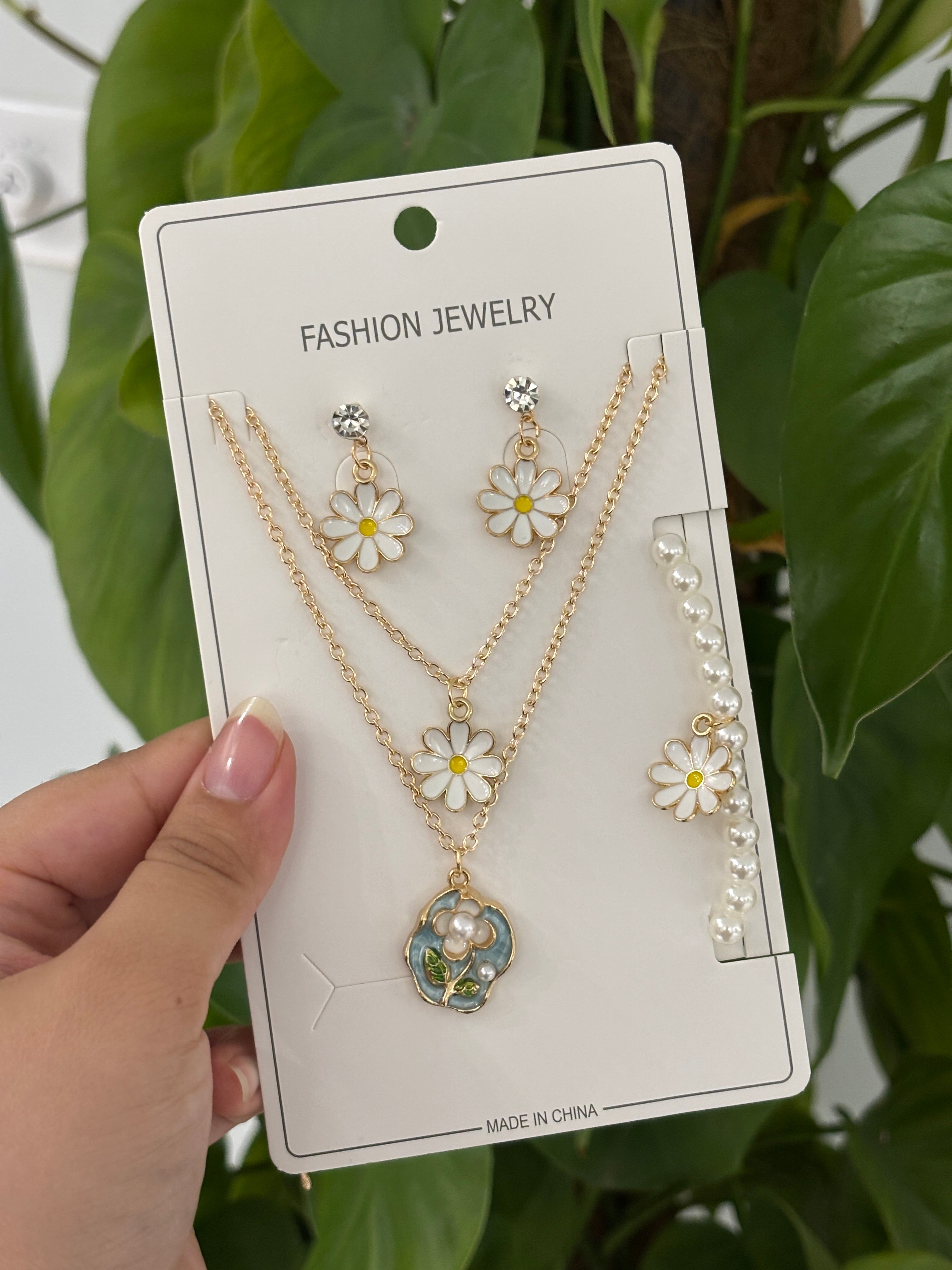 Vintage Bloom 3-in-1 Jewellery Set – Floral Resin Pendant, Layered Necklace, Earrings & Bracelet