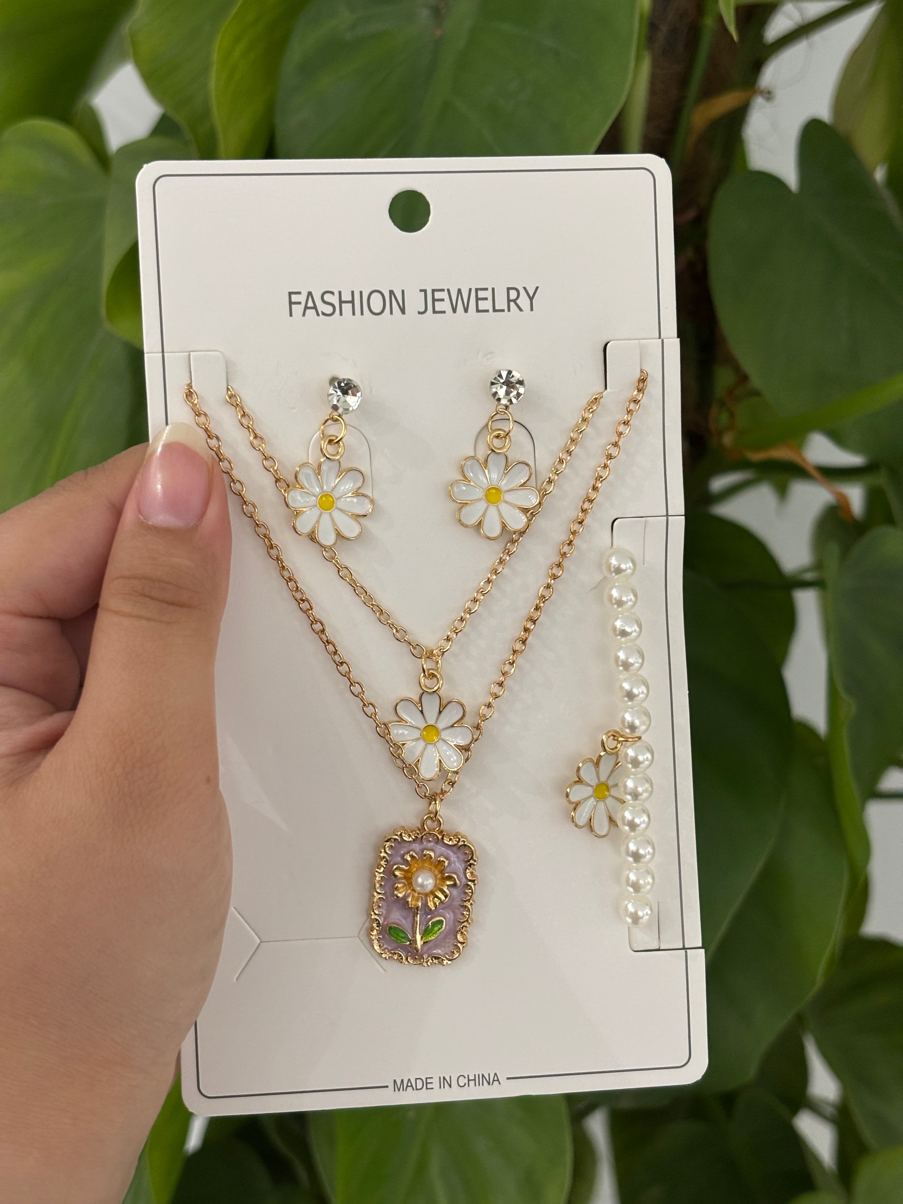 Vintage Bloom 3-in-1 Jewellery Set – Floral Resin Pendant, Layered Necklace, Earrings & Bracelet