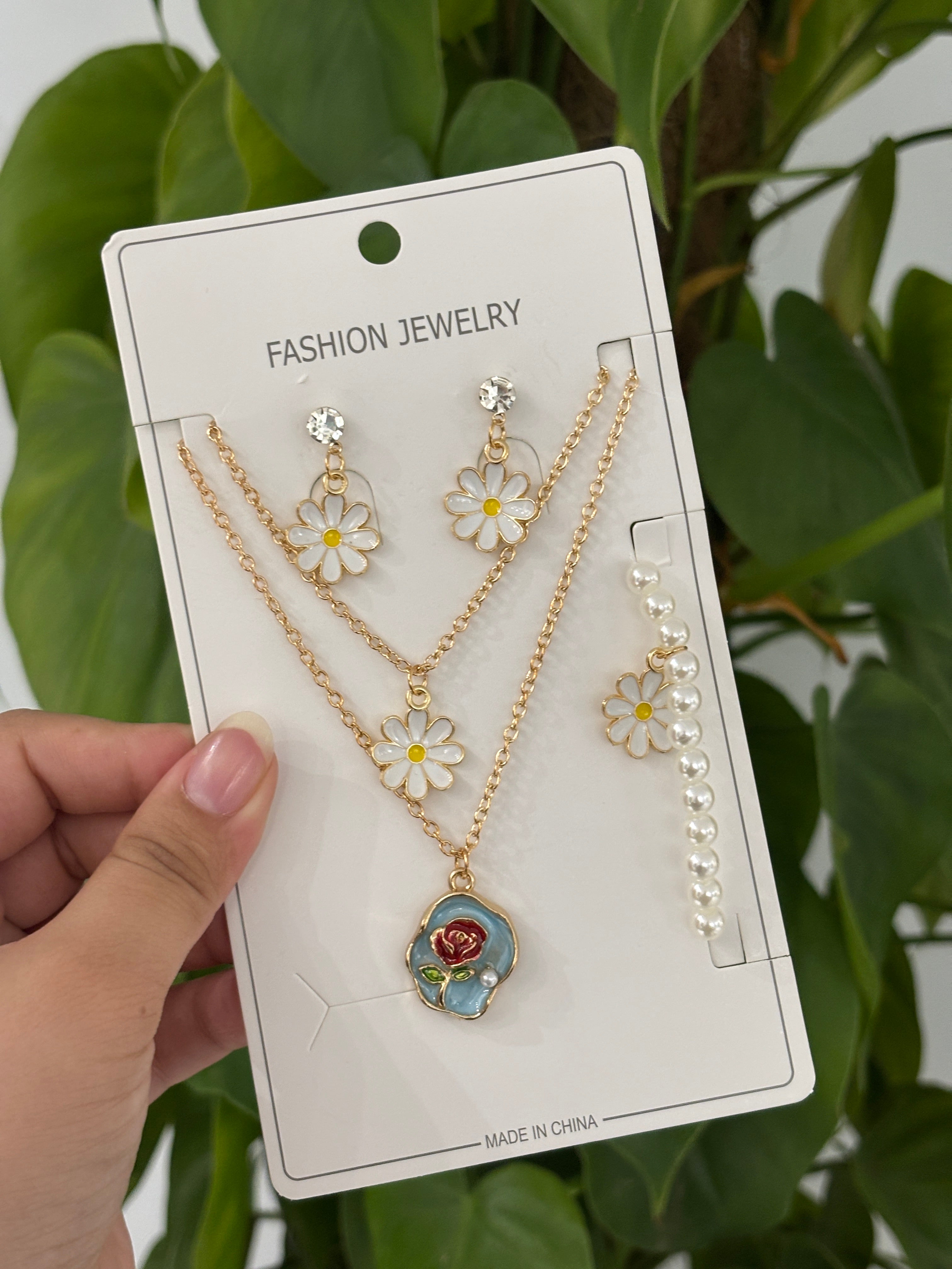 Vintage Bloom 3-in-1 Jewellery Set – Floral Resin Pendant, Layered Necklace, Earrings & Bracelet