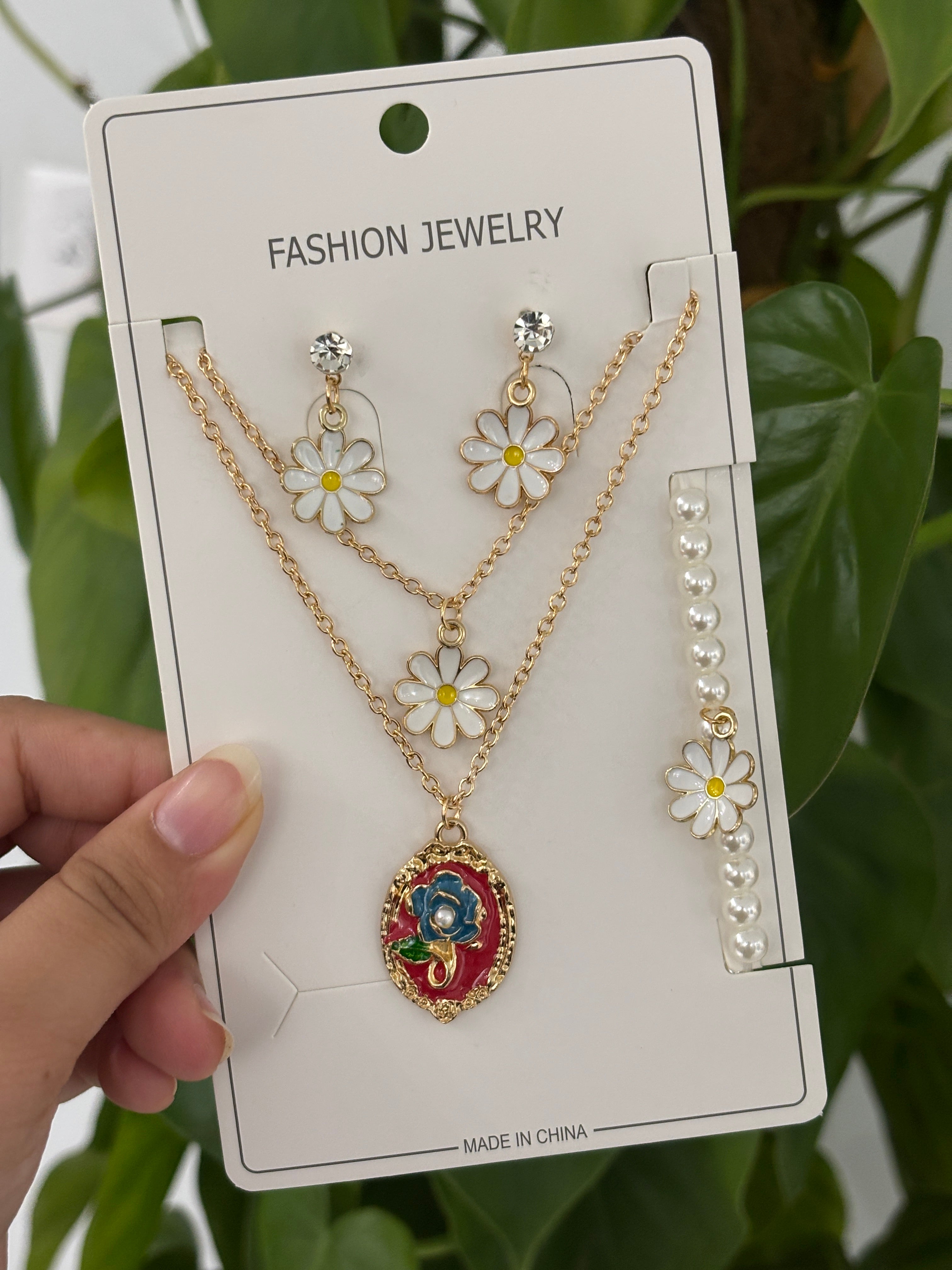 Vintage Bloom 3-in-1 Jewellery Set – Floral Resin Pendant, Layered Necklace, Earrings & Bracelet
