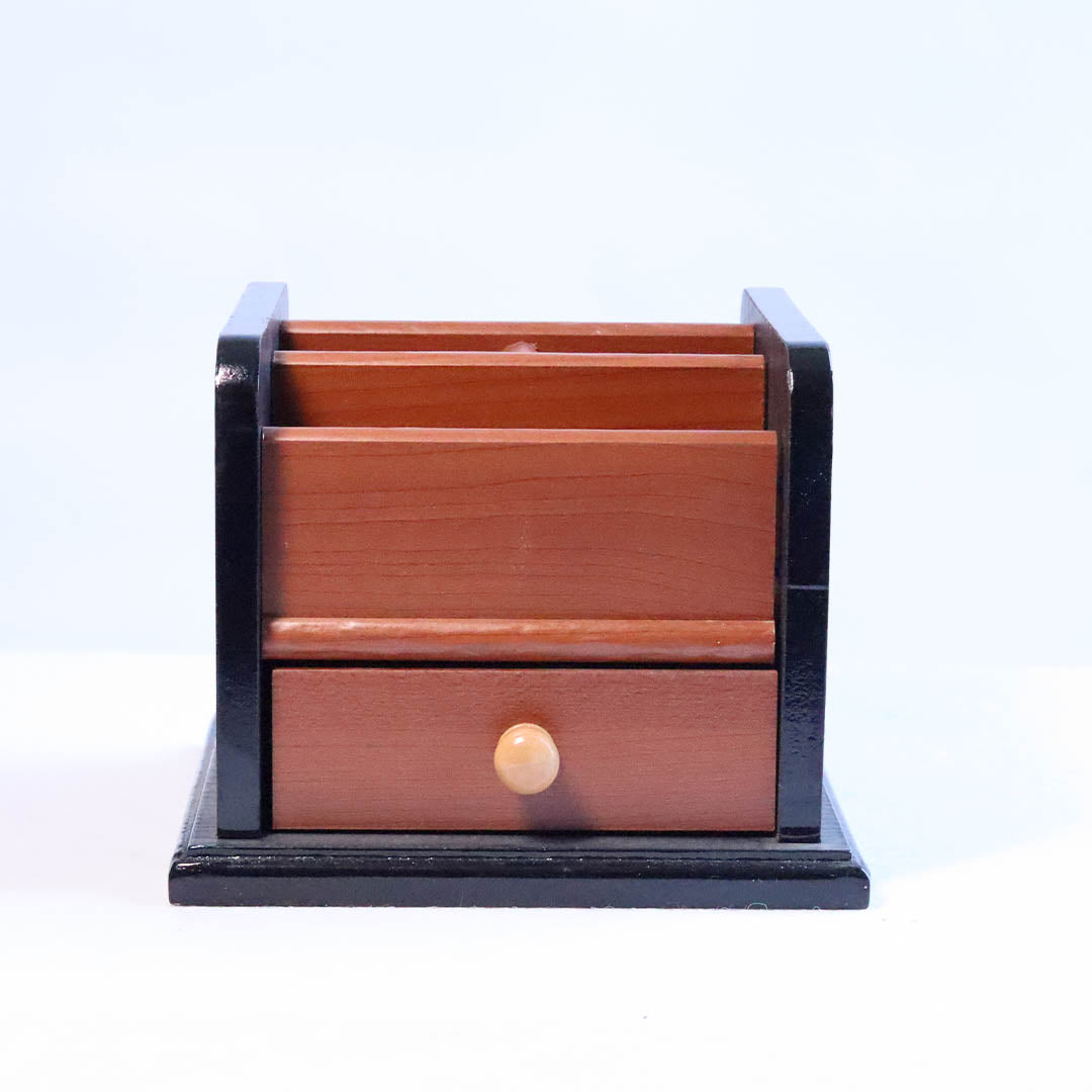 BROWN WOODEN PEN STAND